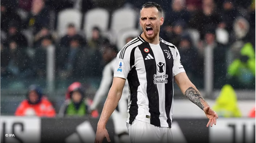 Juventus i beson verbërisht dhe i rinovon kontratën mbrojtësit deri në vitin 2030
