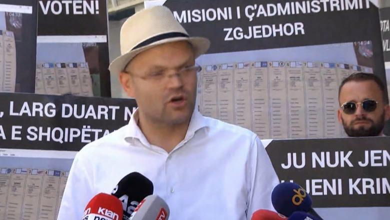 Kalaja me pankarta te Pallati i Sportit Farie Hoti, kërkon rinumërim të plotë të Durrësit: Më janë transferuar votat