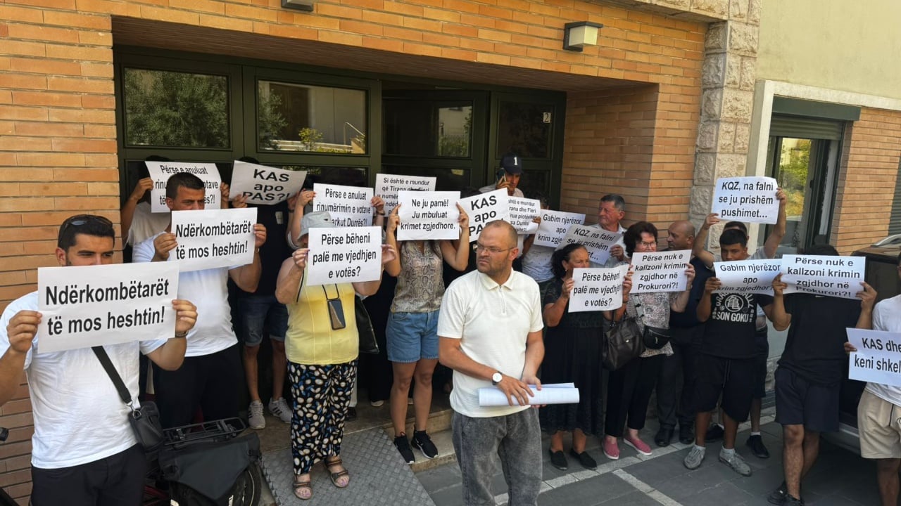 Kandidati Aulon Kalaja protestë para KQZ, kërkon hapjen e të gjitha kutive të Durrësit