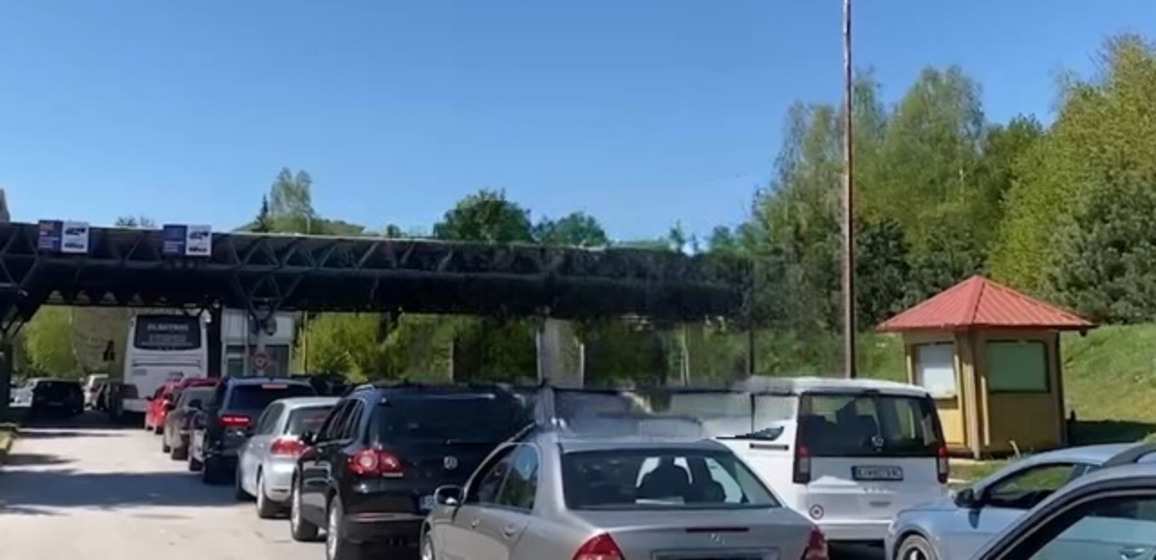 Kaos në Qafë Thanë! Rradhë kilometrike në doganë, vetëm një sportel funksional