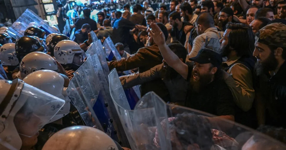 Karikatura për profetin Muhamed shkakton zemërim në Stamboll/ Përleshje me Policinë dhe 4 të arrestuar