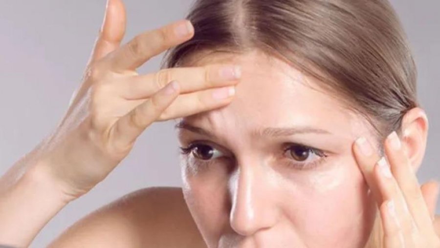 Katër fajtorët befasues që shkaktojnë rrudha: Shmangni këto gabime!