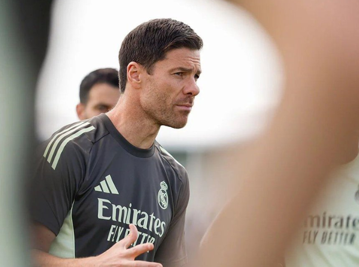 “Ke dorë të lirë”! Real Madridi i jep “shkopin” në dorë Xabi Alonso-s për të ndëshkuar lojtarët: Ka problem me egon e tyre