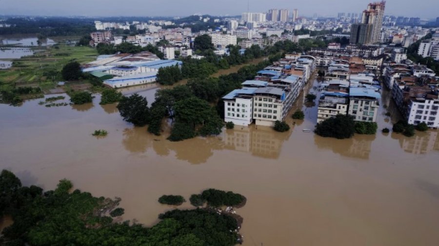 Kina nën ujë: Autoritetet paralajmërojnë për përmbytje të rënda në 10 provinca