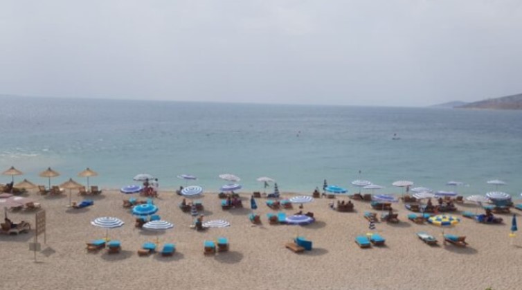 KKT miratoi për këtë vit 127 stacione plazhi për privatët, sa po shiten shezlonet