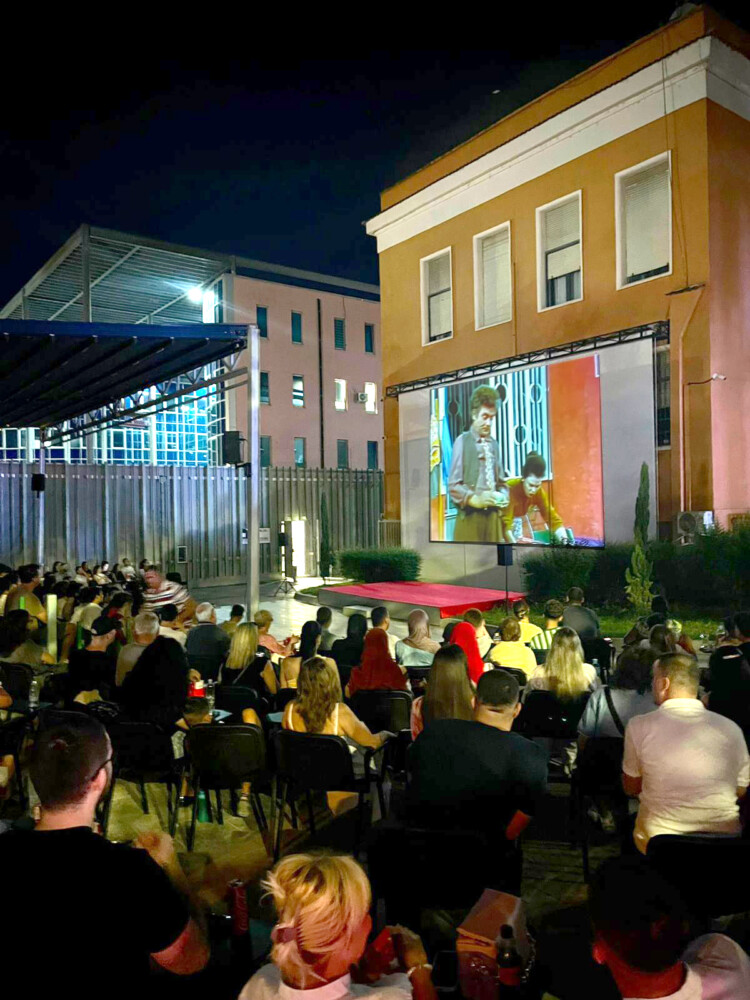  Komedia “Pallati 176” që u vu në skenë në 1986  shfaqet në kinemanë verore  