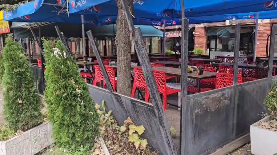 Korçë, vijon heqja e strukturave metalike nga lokalet. Pronarët dalin në protestë