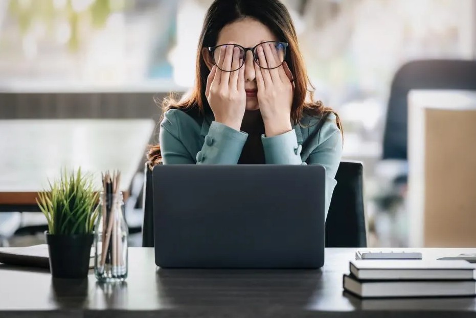 “Kriza e heshtur” në vendin e punës: Fenomeni që po ndikon mirëqenien e punonjësve