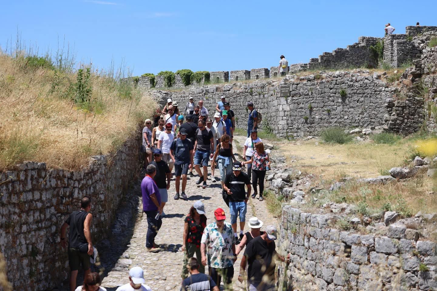 Kryeministri, Edi Rama: E diel korriku në Kalanë e Rozafës të “pushtuar” nga turistët