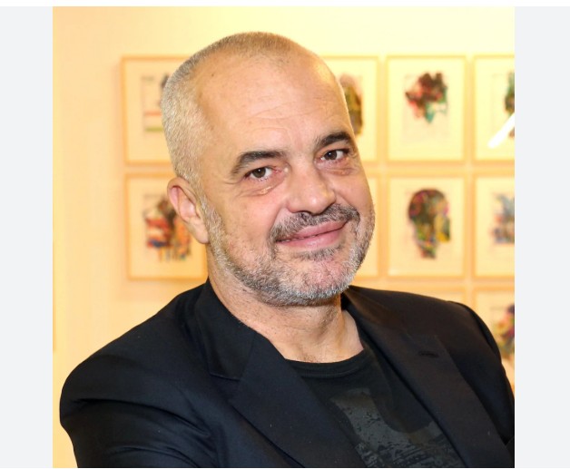 Kryeministri Rama feston sot ditëlindjen. Stafi në selinë e PS-së e pret me dhurata dhe duartrokitje