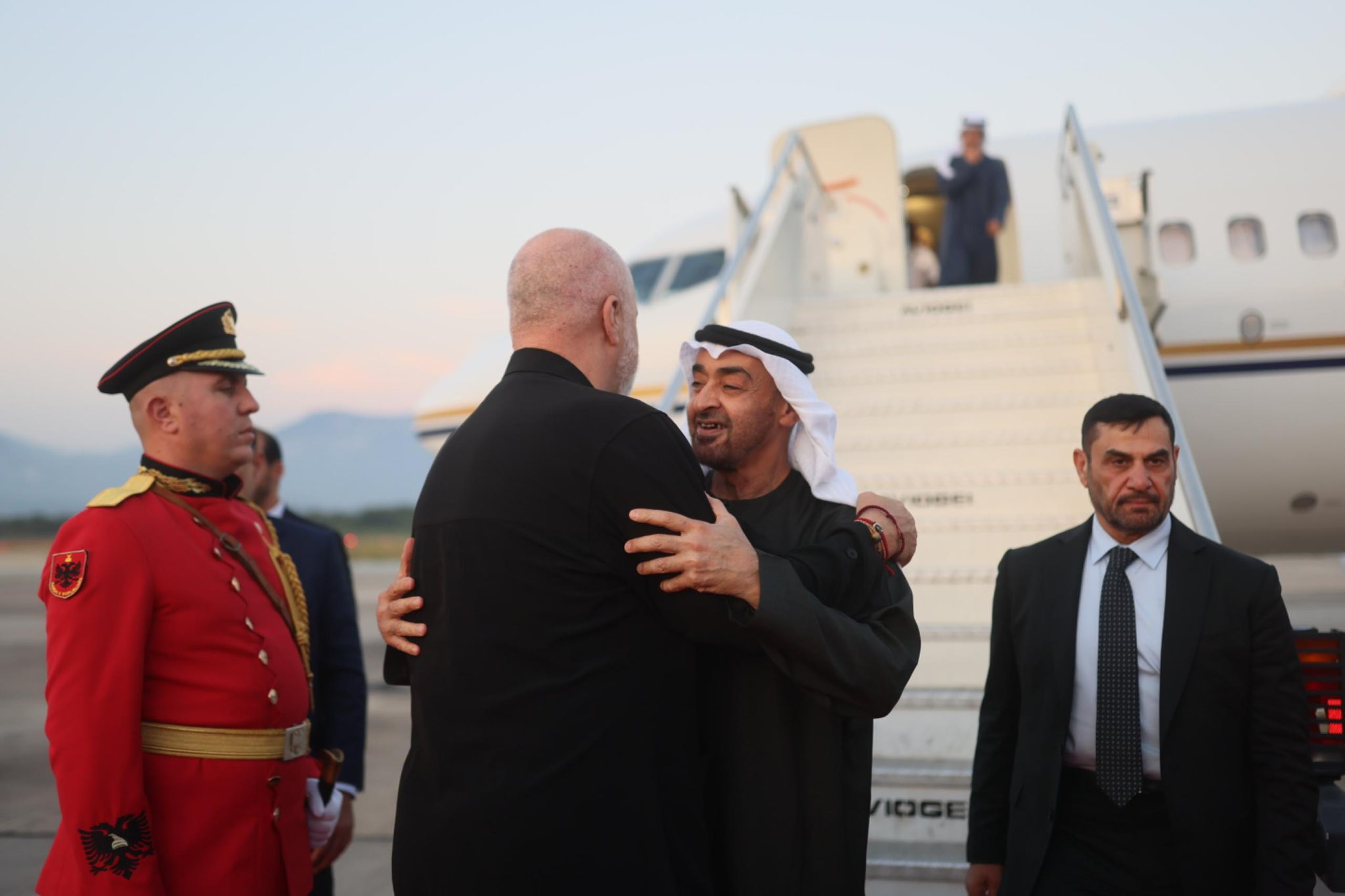 Kryeministri Rama pret në Rinas Presidentin e Emirateve të Bashkuara, Sheikh Muhammed Bin Zayed (FOTO)