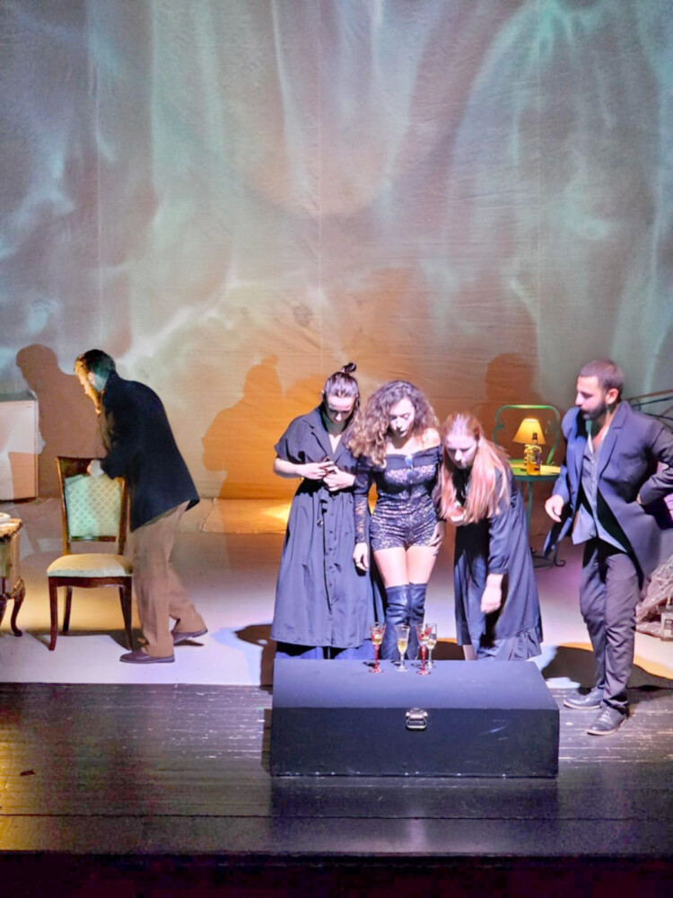 “Kujtesa e ujit” në skenën teatrore me interpretimin e të rinjve, komedia e zezë vepër e autores Sheila Stefenson