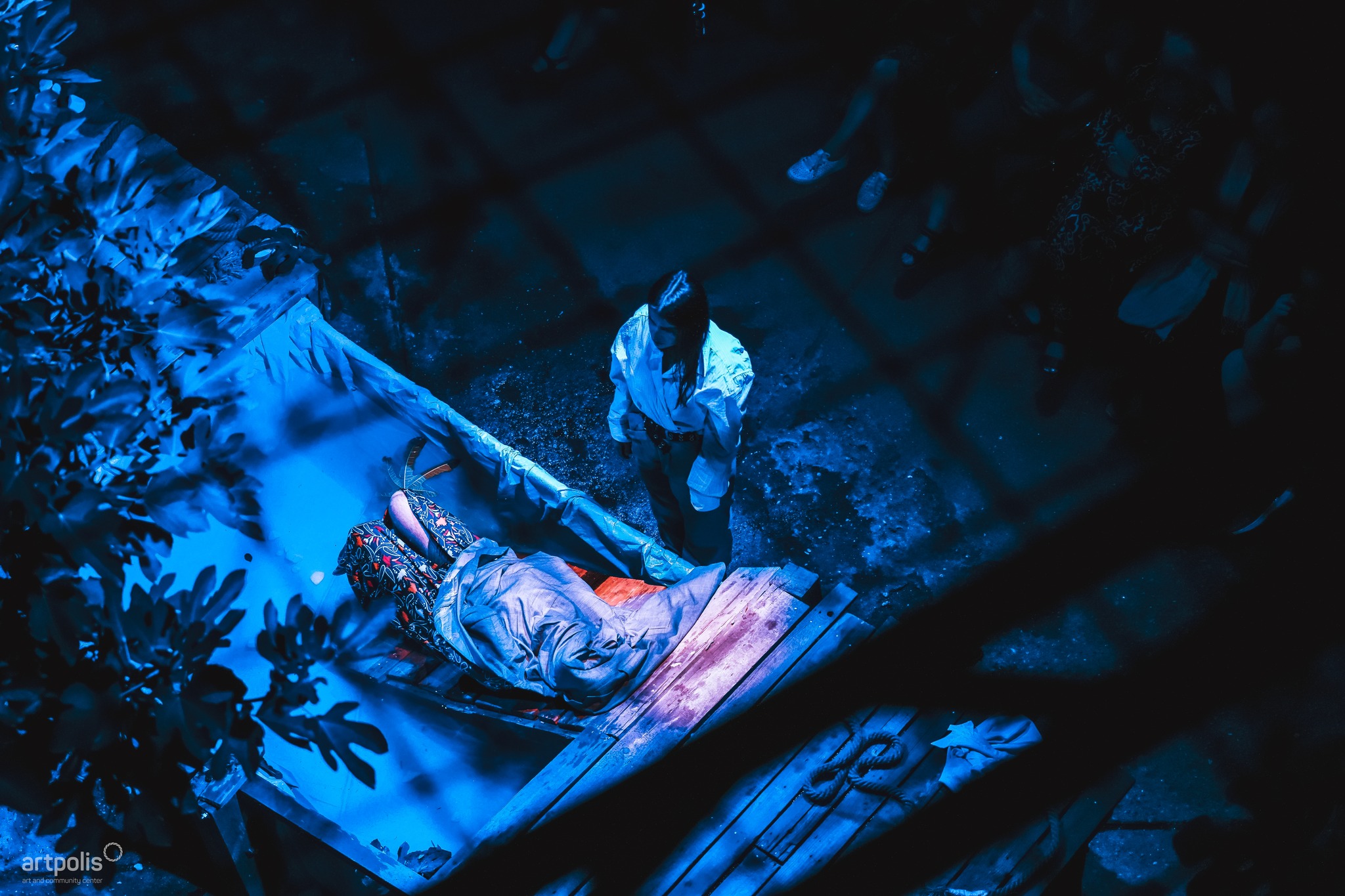 ‘Kujtime nga lumi’, shfaqja e Zana Hoxhës që synon të thej tabutë e fenomeneve ekzistenciale