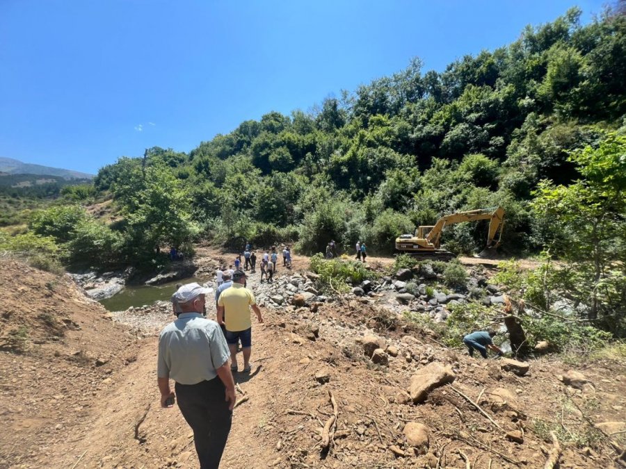 ‘Kujtimet nuk futen në tuba’: Një fshat në Mat i reziston valës së HEC-eve