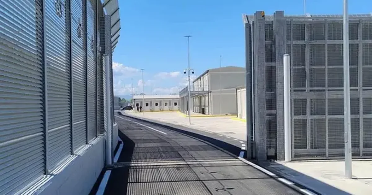 Kushte kritike në Gjadër, Raporti i Komitetit të Azilit dhe Emigracionit: Të pezullohet protokolli Itali-Shqipëri