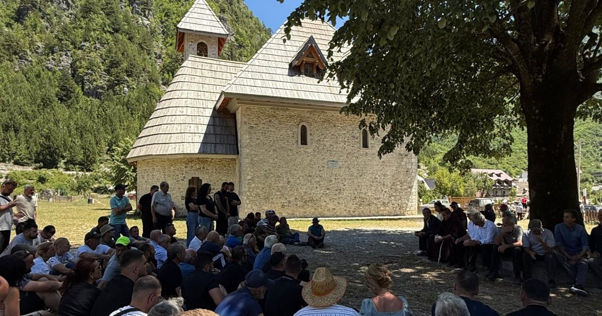 “Kuvend burrash” në Theth, kërcënojnë: Të na japë fjalën bajraktari dhe ne marrim malet…do i mbrojmë me gjak kullat!