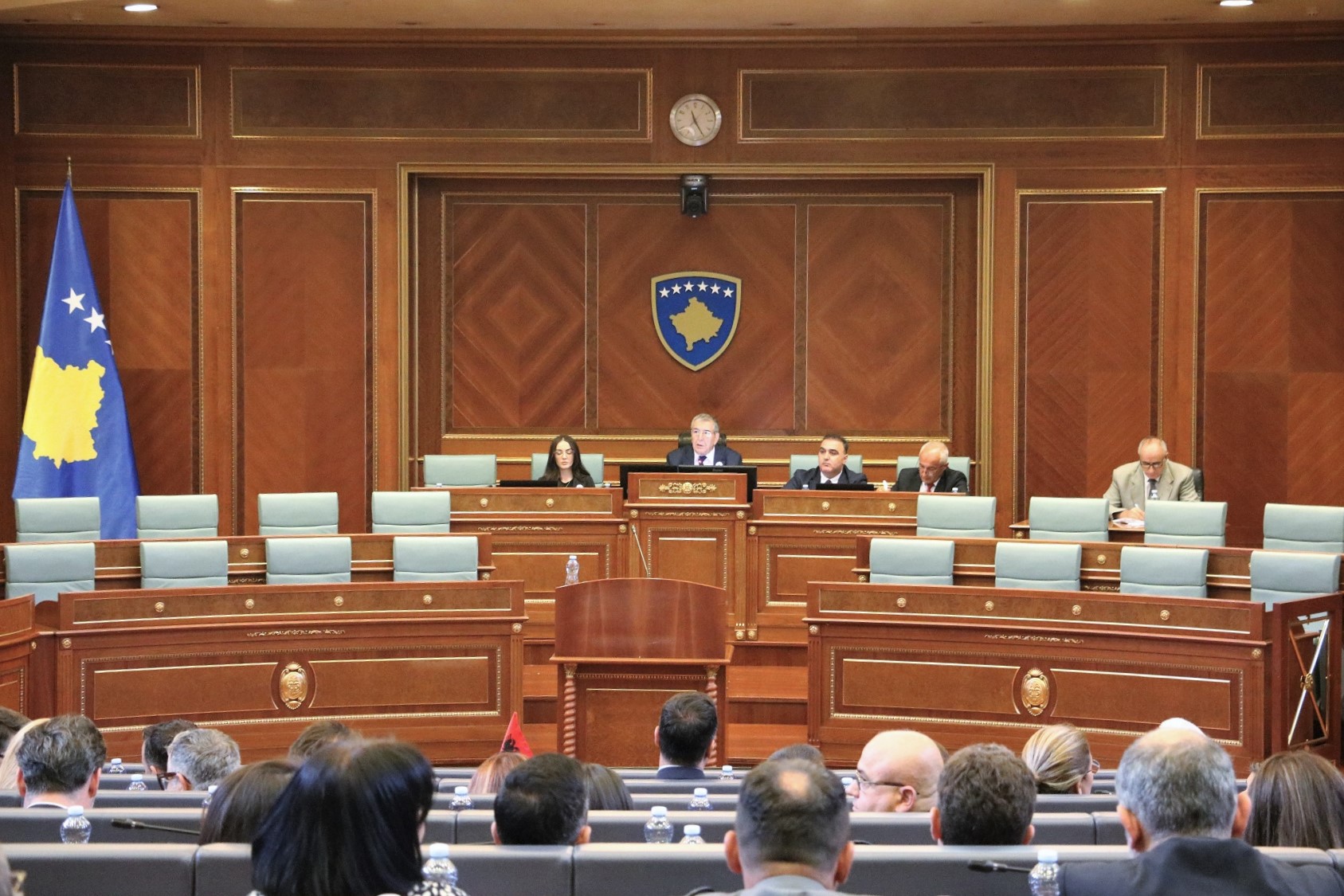 Kuvendi i bllokuar, pagat ecin: Deputetët e Kosovës morën mbi 1 mln euro për 4 orë punë