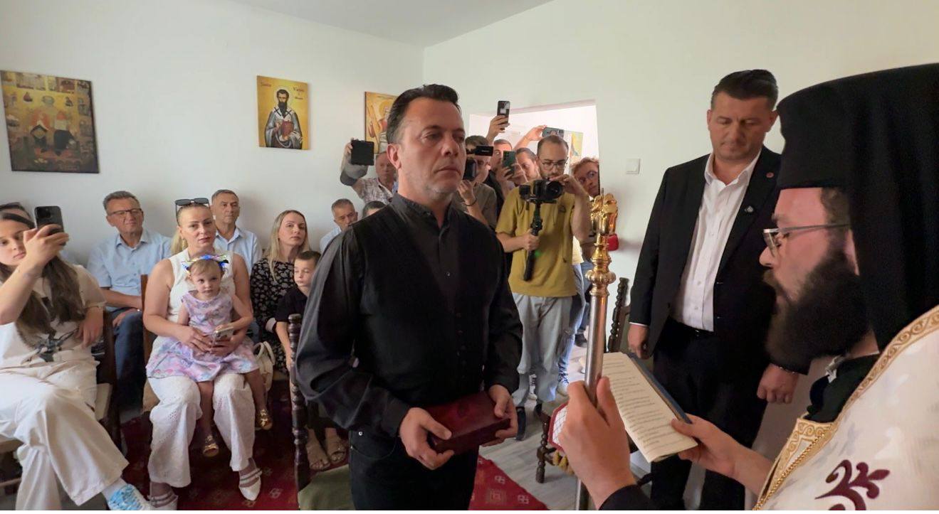 Laert Vasili dekorohet me titullin “Kalorës” në Kishën Ortodokse Autoqefale të Kosovës