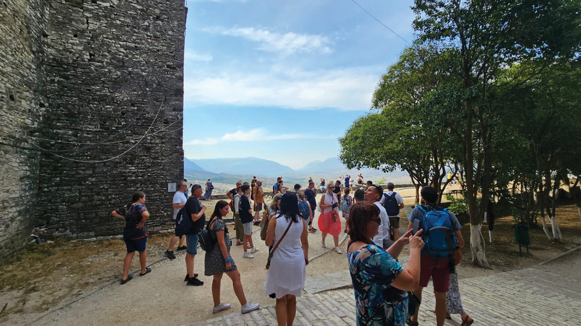 Lëkundet turizmi, zhgënjehen polakët dhe spanjollët, rënie në qershor (por jo të organizuarit)