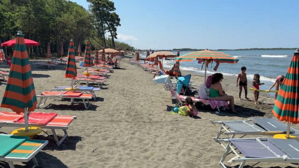 Lezha shton hapësirat publike në plazh, pushuesit vlerësojnë shërbimin dhe çmimet