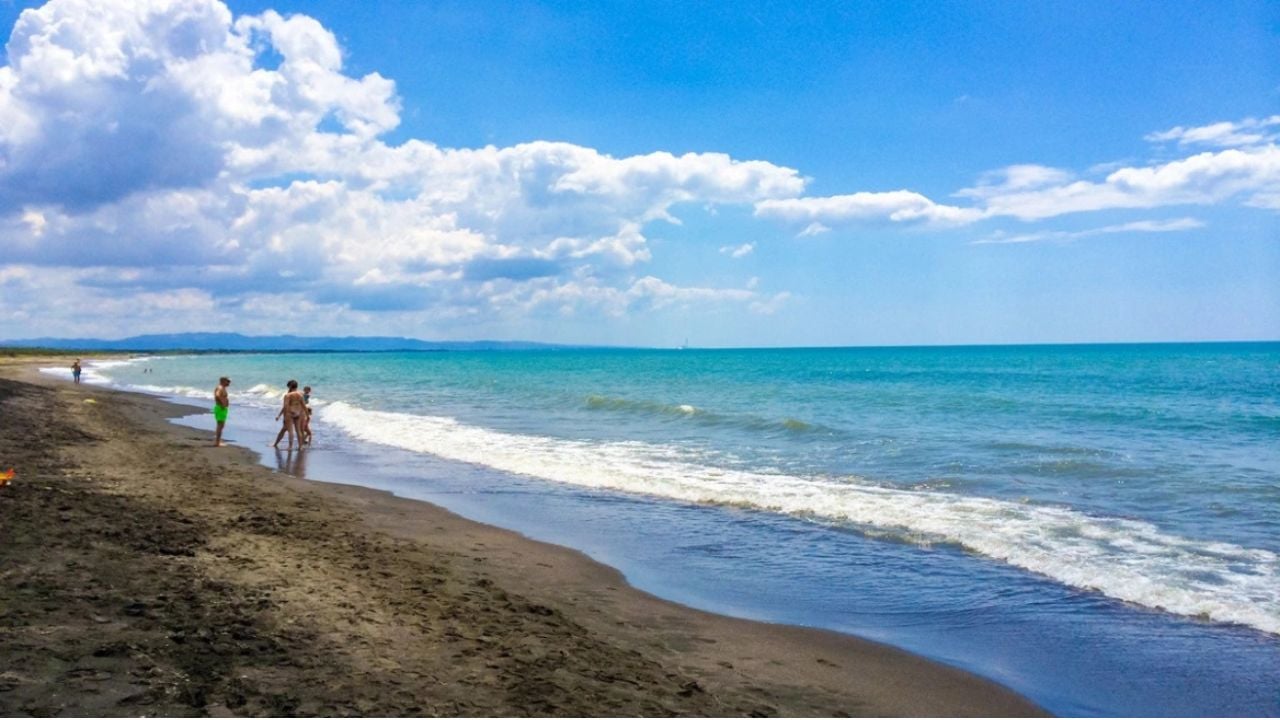 Loja që u kthye në tragjedi! 17-vjeçari hap gropën buzë detit, por bie brenda dhe mbulohet nga rëra, familjarët e gjejnë pa jetë