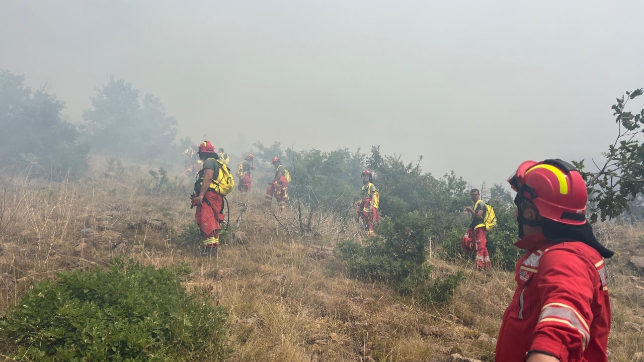 Lufta me zjarret në Bulqizë! Operacione nga ajri dhe toka, qytetarët: Jemi gjitha natën pa gjumë mos riaktivizohen