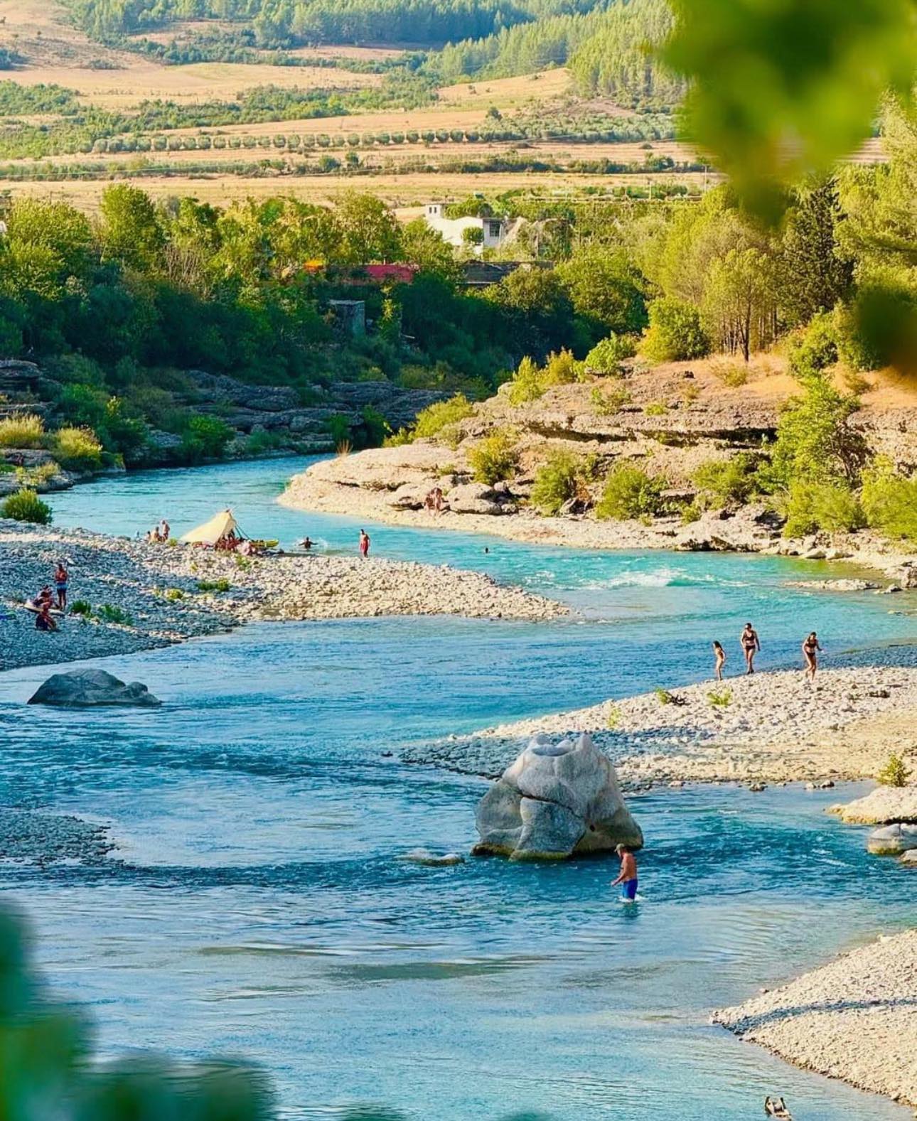 Lumi Vjosa, zemra e Parkut Kombëtar, pushtohet nga turistët këtë verë
