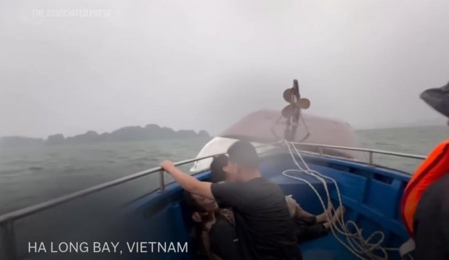 Lundrimi turistik përfundon në tragjedi/ Përmbyset varka në Vietnam, 34 të vdekur, mes tyre 8 fëmijë