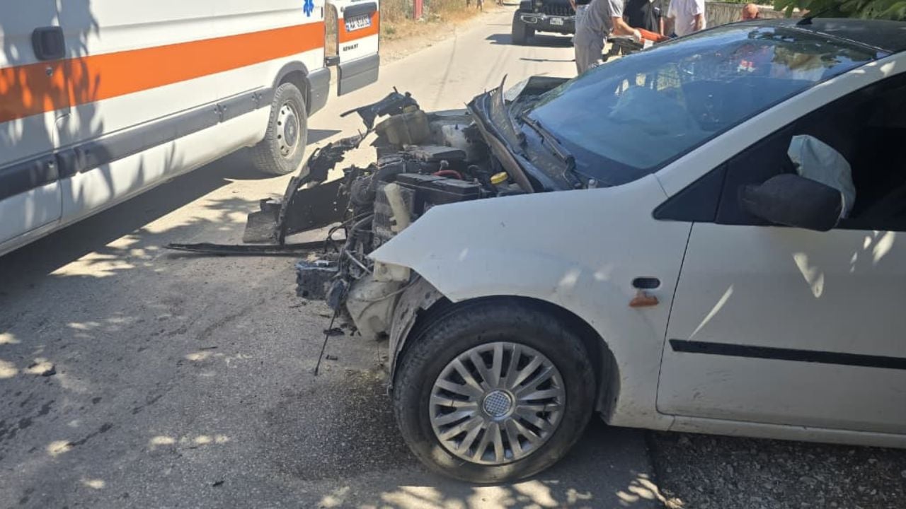 Makina humb kontrollin dhe godet murin rrethues, dy të plagosur nga përplasja e fortë