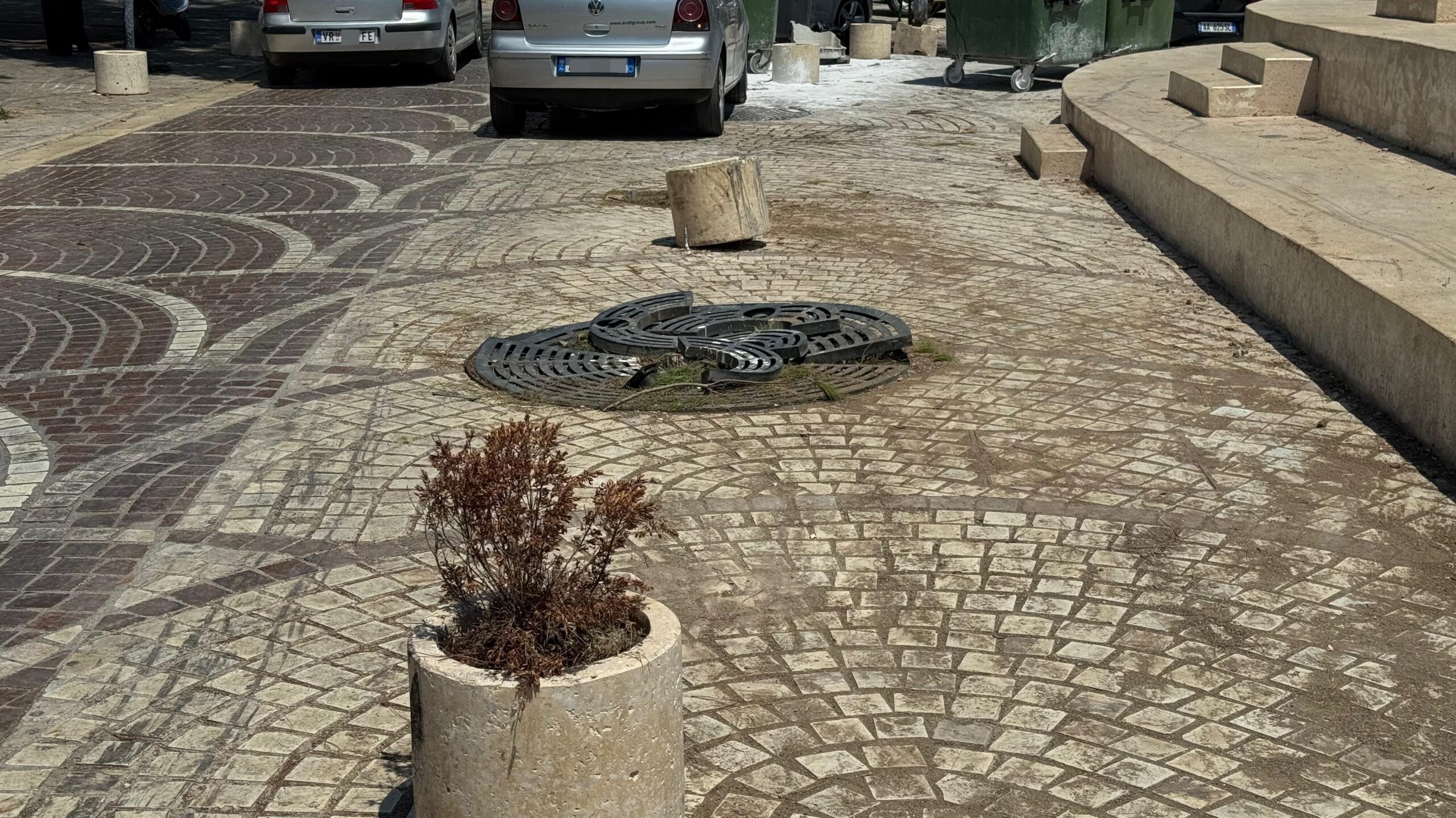 Makina përplaset me 3 pisha te piramida në qendër të Sarandës – drejtuesi i dehur, arrestohet nga Policia