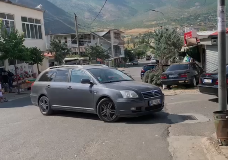 Makinat përplasen kokë më kokë në Bulqizë, dy të lënduar