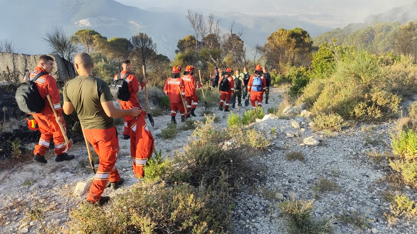 Mallakastër – Forcat e ushtrisë i bashkohen operacionit për shuarjen e zjarrit në Drenovë