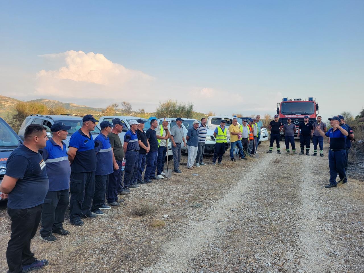 Mallakastër – Pas përfundimit të operacionit për fikjen e zjarreve në Drenovë dhe Belishovë, drejtori i emergjencës civile falënderon publikisht të gjithë efektivët pjesëmarrës