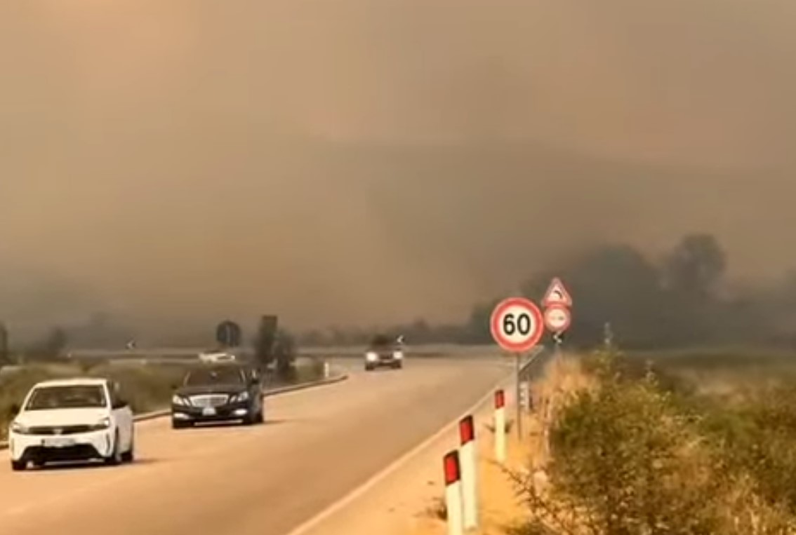 Marrin përmasa alarmante zjarret në Delvinë: Digjen 11 shtëpi dhe kisha në Senicë