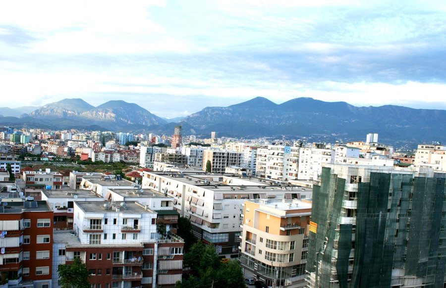 Mashtronin me shitjen e apartamenteve në Tiranë, në pranga dy persona, në kërkim noterja