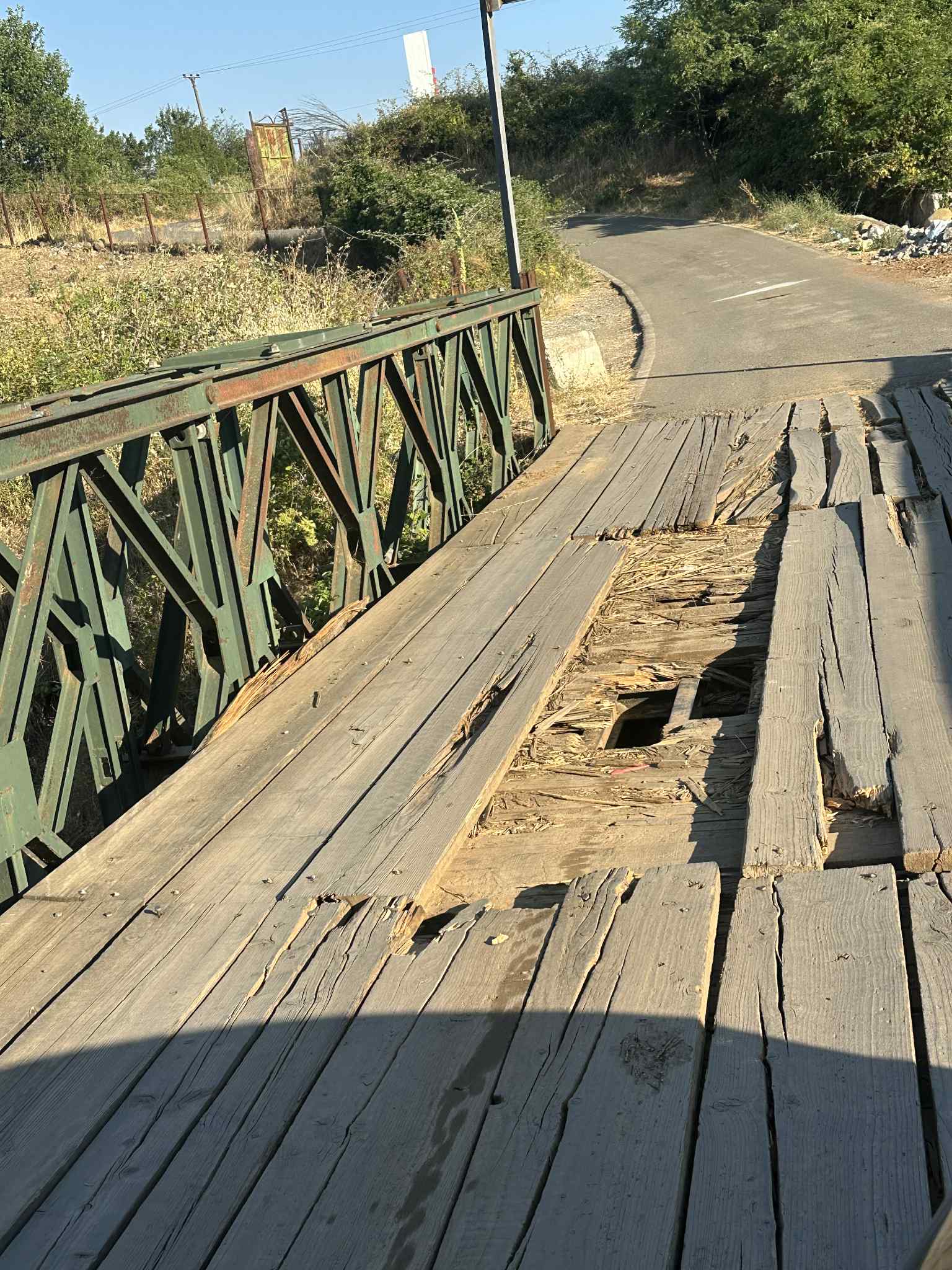 Mat/ Banorët e Komsisë vuajnë për rrugën, bashkia mbyll “sytë dhe veshët”. Duhen vetëm dy lopata asfalt