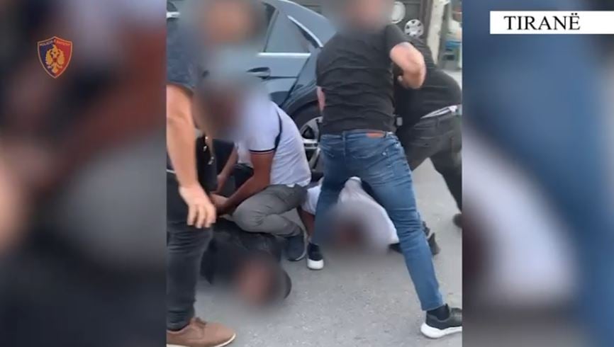 Me armë zjarri në makinë, arrestohet 31-vjeçari në Tiranë! E ‘pëson’ dhe pasagjeri