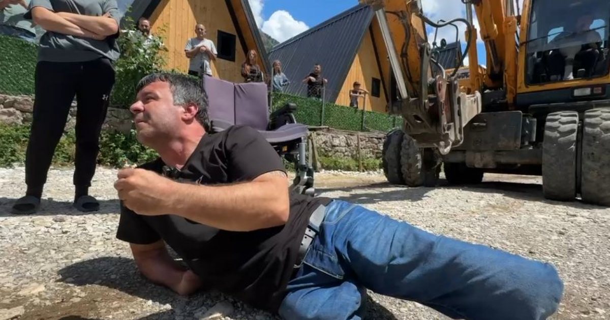 “Më mirë të vdes”, banori i Thethit shtrihet para gomave të fadromës: Ku të mbytem, kam 200 milionë borxh