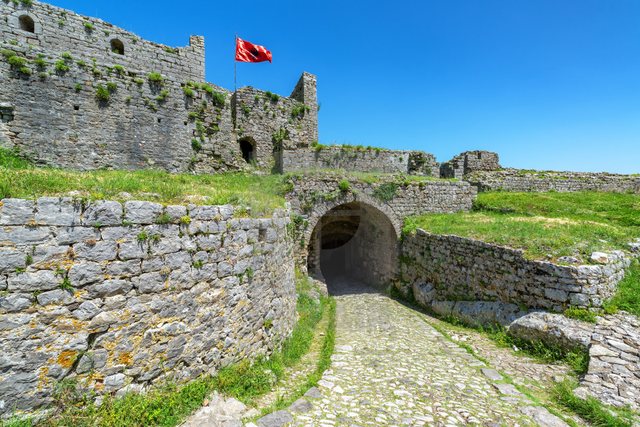 Me qira për 20 vjet, ja ambientet që do t’i jepen privatit në Kalanë e Lëkurësit dhe Rozafës