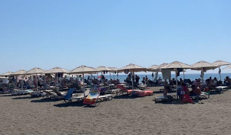 Më shumë plazhe publike në Lezhë, Bashkia “konkurron” privatin me çmime nga 300 deri në 500 lekë për çadër