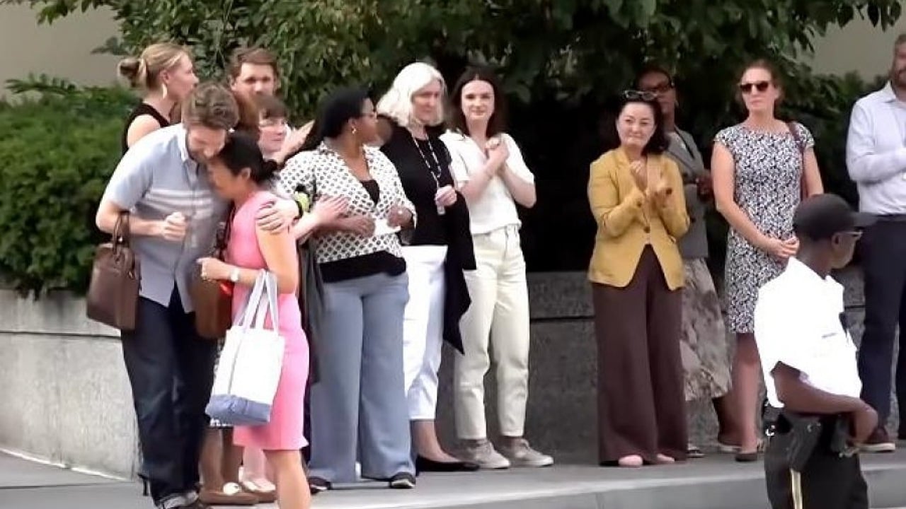 Me urdhër të Rubios, pushohen nga puna 1300 punonjës në DASH, mes tyre Yuri Kim! Ish-ambasadorja në protestë, përqafim mes lotësh me kolegët