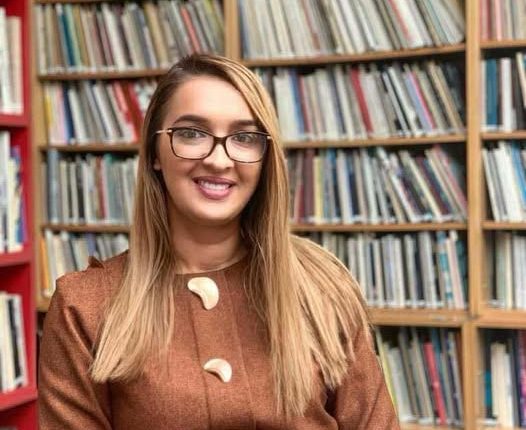 Meliza Krasniqi nderohet me çmimin “Dega e ullirit” në Panairin e Librit “Ulqini 2025” për librin dedikuar fëmijëve