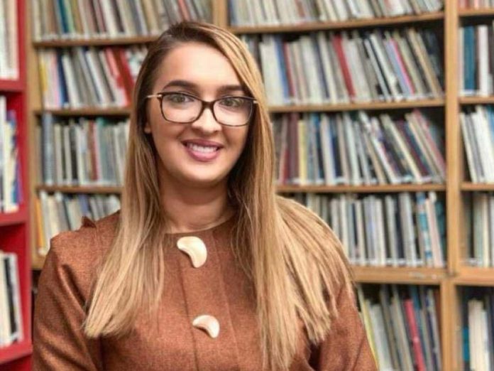 Meliza Krasniqi nderohet me çmimin “Dega e ullirit” në Panairin e Librit “Ulqini 2025” për librin “Më quajnë Nexhmije Pagarusha”