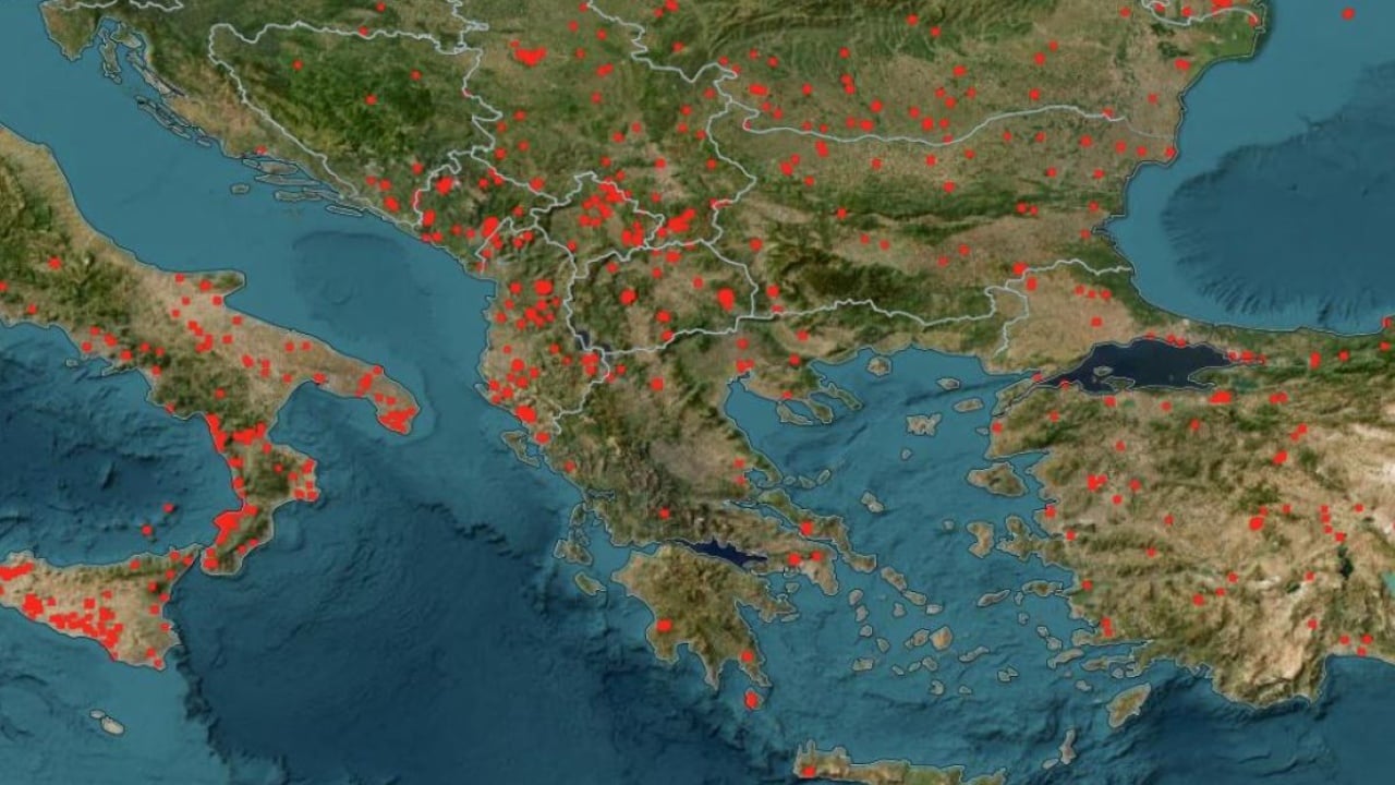 Mesdheu në flakë! NASA trondit me pamjet nga hapësira. Çdo pikë e kuqe në hartë është një zjarr aktiv