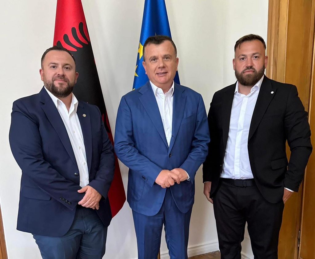 Ministri Balla me dy sipërmarrës shqiptarë nga SHBA: Suksesin në Amerikë duan ta sjellin në atdhe