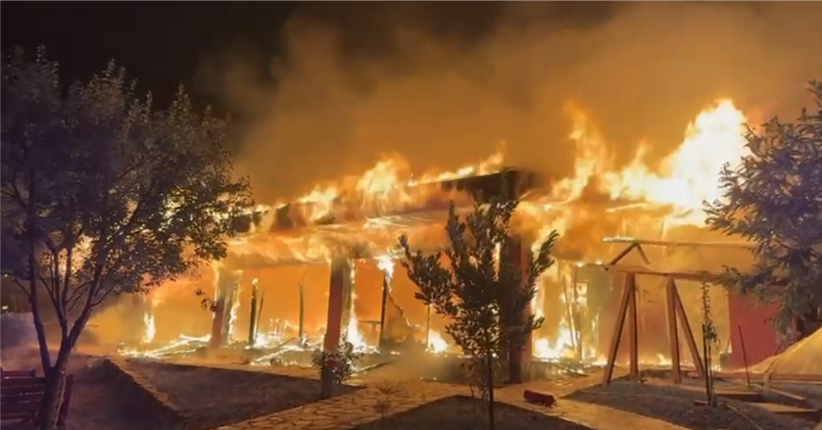 MINUTA E FUNDIT – Shkrumbohet nga flakët një restorant në Theth, ndërhyrja e banorëve shuan zjarrin