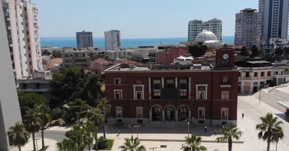 Miratohet investimi për stadiumin “Niko Dovana”, Këshilli Bashkiak kalon unanimisht parkun voltaik në Spitallë