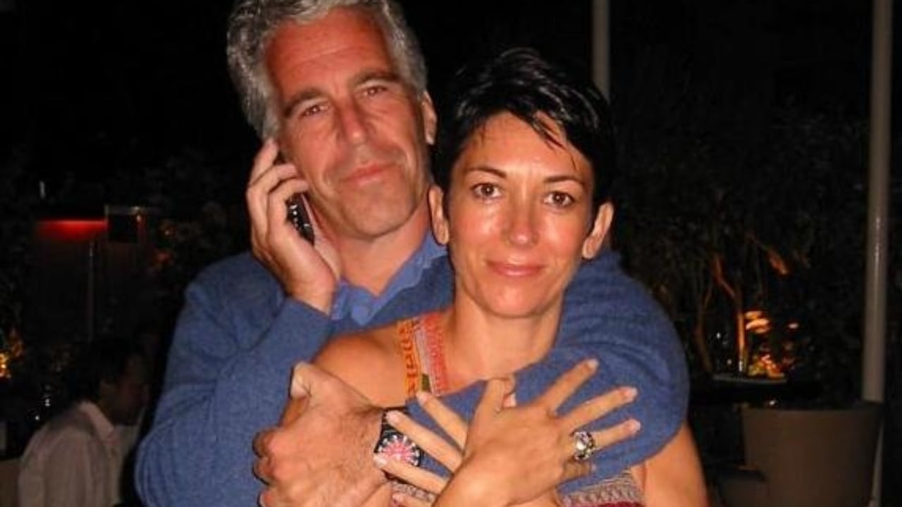 Misteret pas hekurave të ish partneres së Epstein, Ghislaine Maxwell e gatshme të tregojë listën e të përfshirëve: Trump…