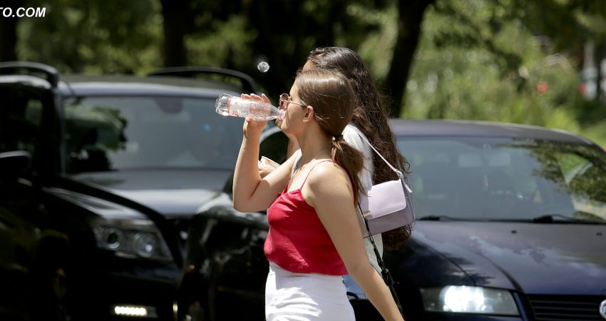 Mjekët: Rriten problemet shëndetësore nga vapa