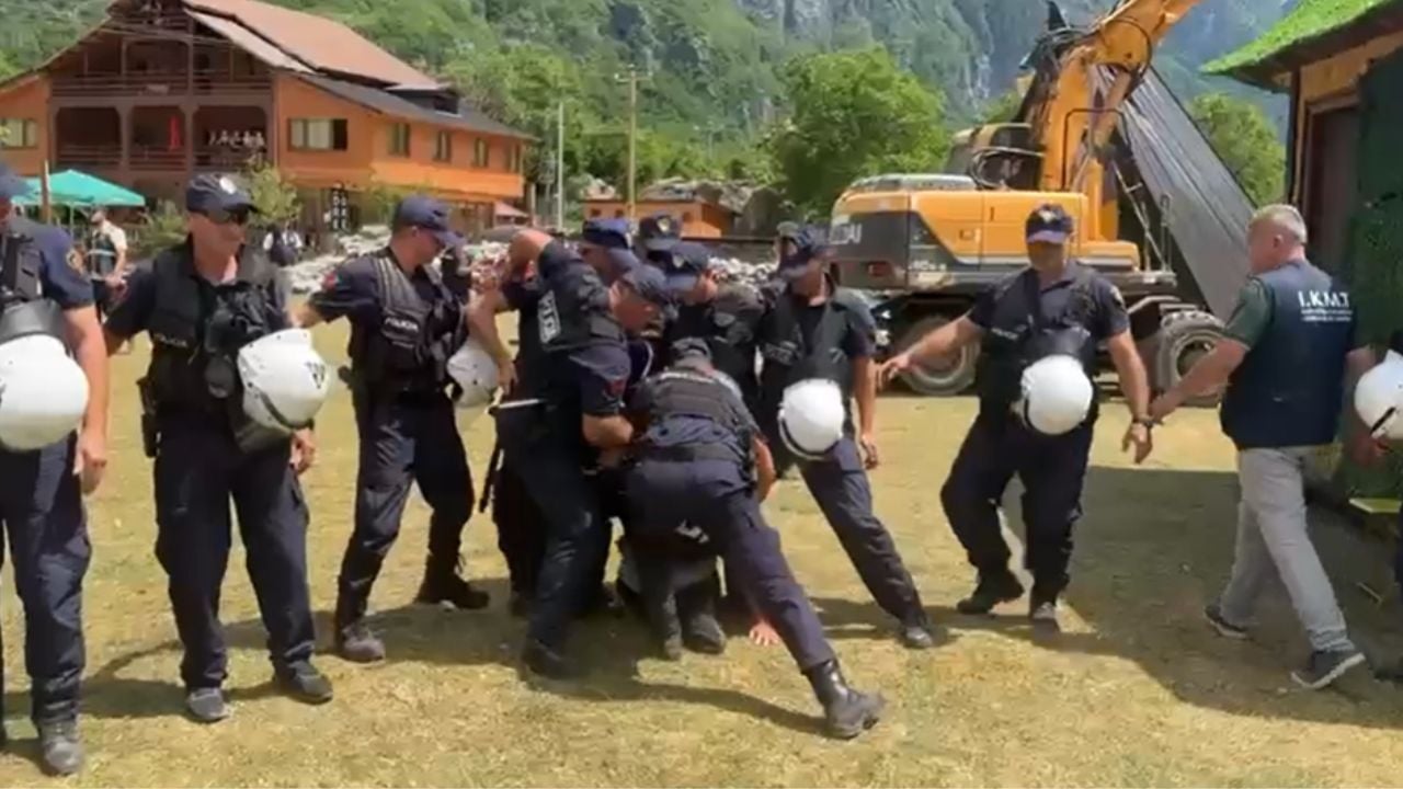 Molotov e përplasje! Çfarë ndodhi në ditën e gjashtë të aksionit në Theth, banorëve që kanë ndërtuar pa leje u bashkohen deputetët e PD
